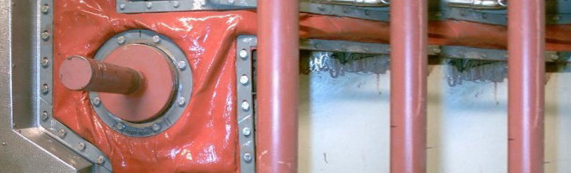 Frenzelit Weichstoffkompensatoren als Kesselabdichtung eingebaut:Sammelrollerdurchtritt am Boiler